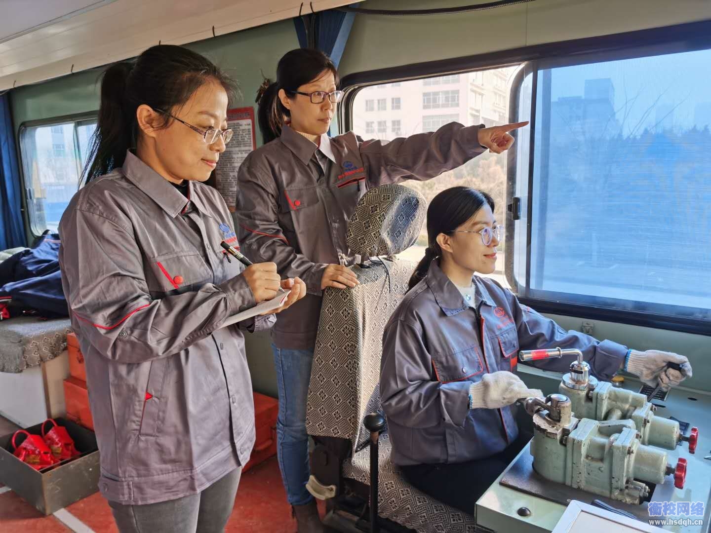 苦学苦练车技 巾帼不让须眉-衡水铁路电气化学校