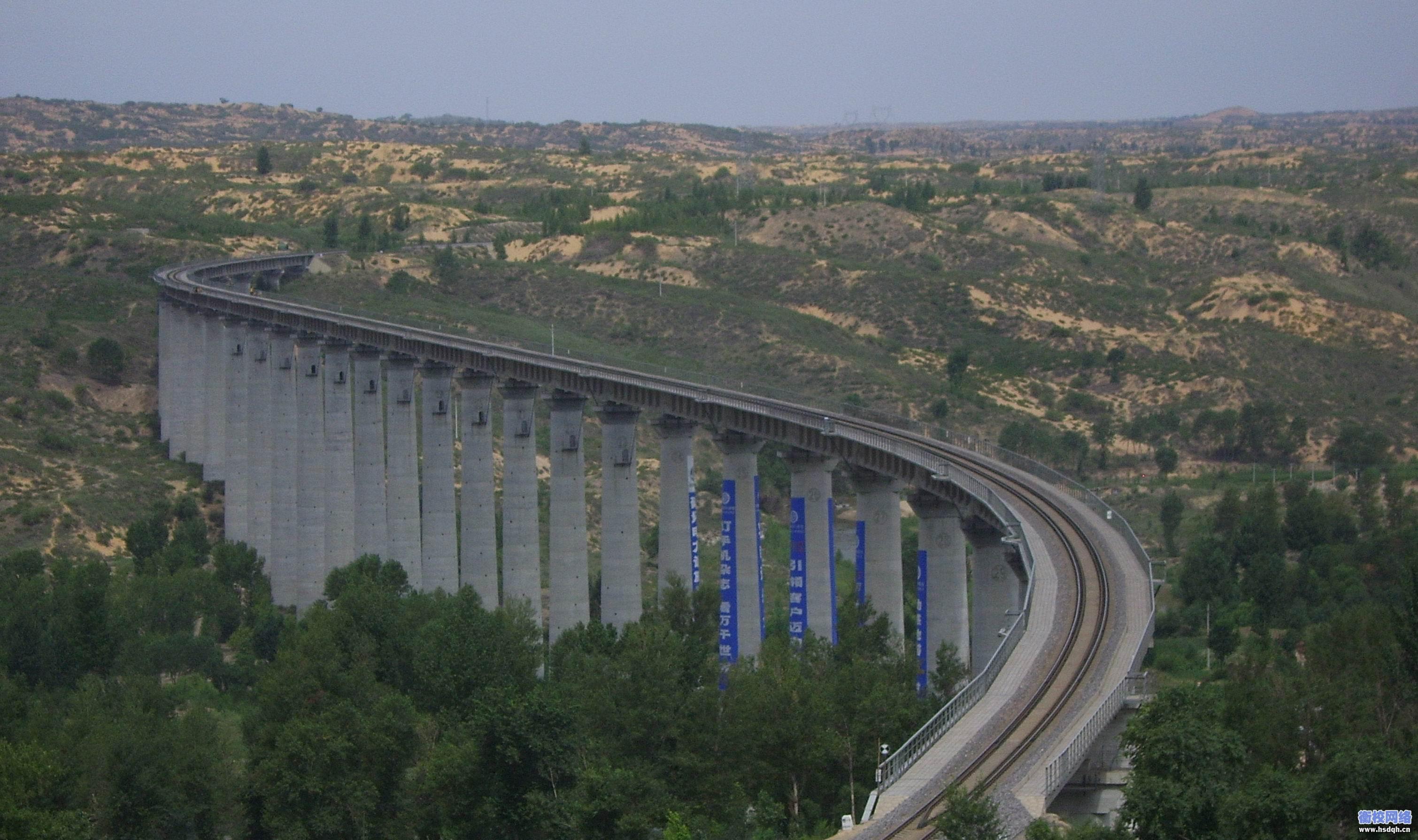 新千年的钟声敲响时,陕北老区人民盼望已久的神延铁路终于要投入运营